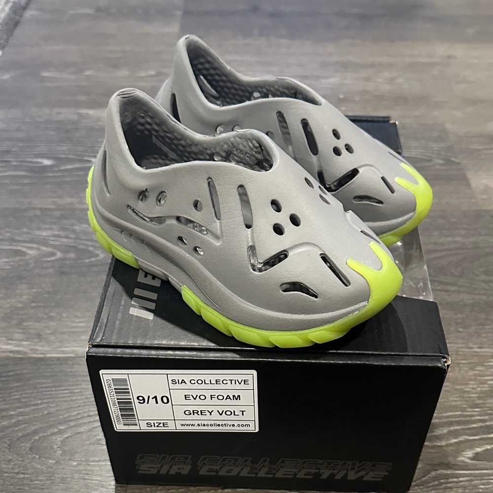 SIA Kids Gray and Green Foam Shoes
